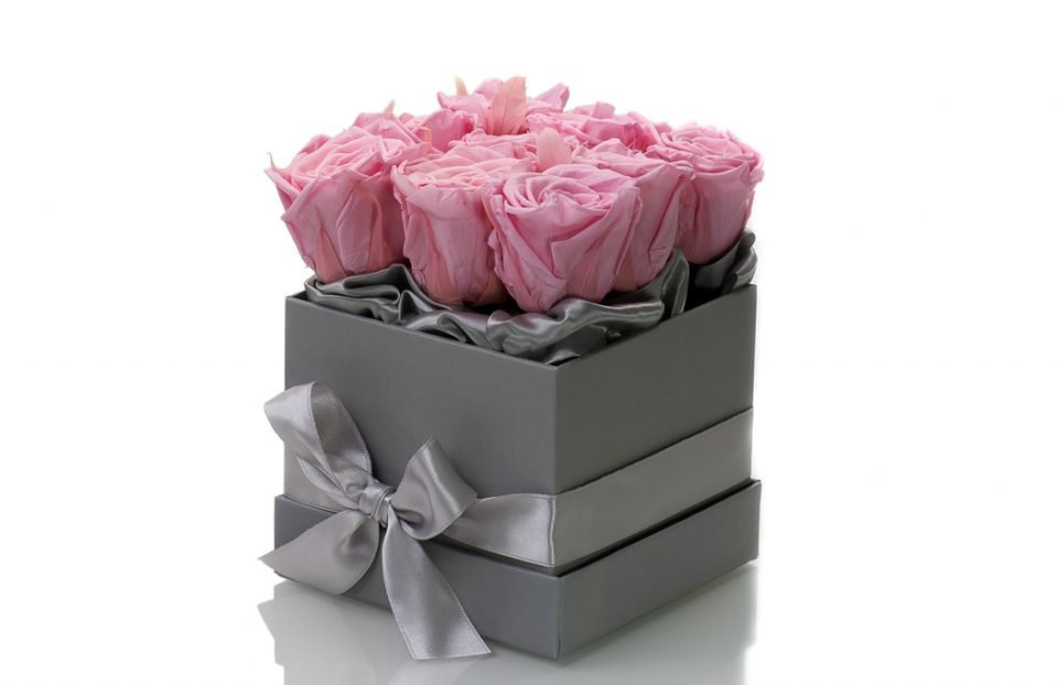 Pink-infinity-roses-in-a-box.