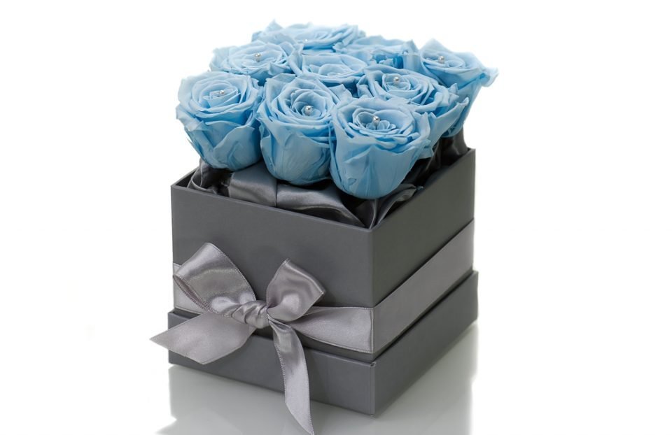 Blue-infinity-roses-in-a-box