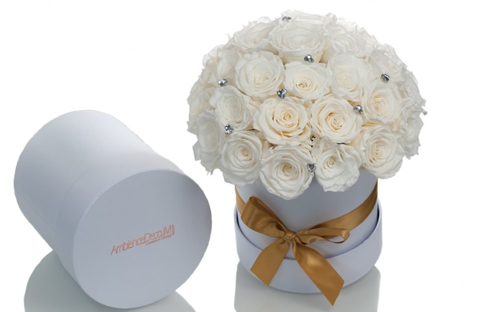 White-Infinity-Roses-in-a-Big-Hat-Box.