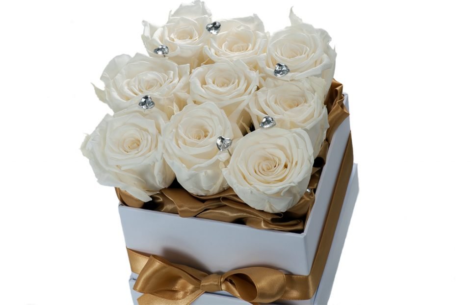 Infinity-white-roses-in-a-box.