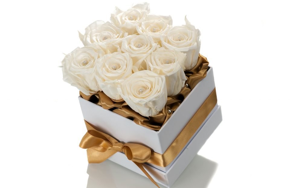 Infinity-white-roses-in-a-box.
