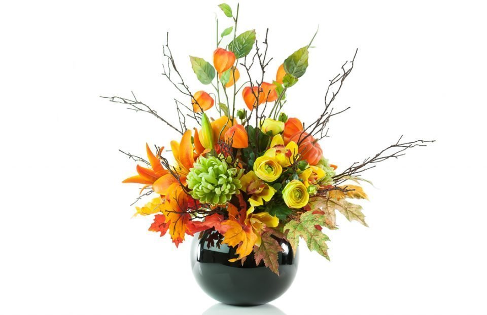 King-lilies-and-Chinese-lantern-in-Halloween-arrangement